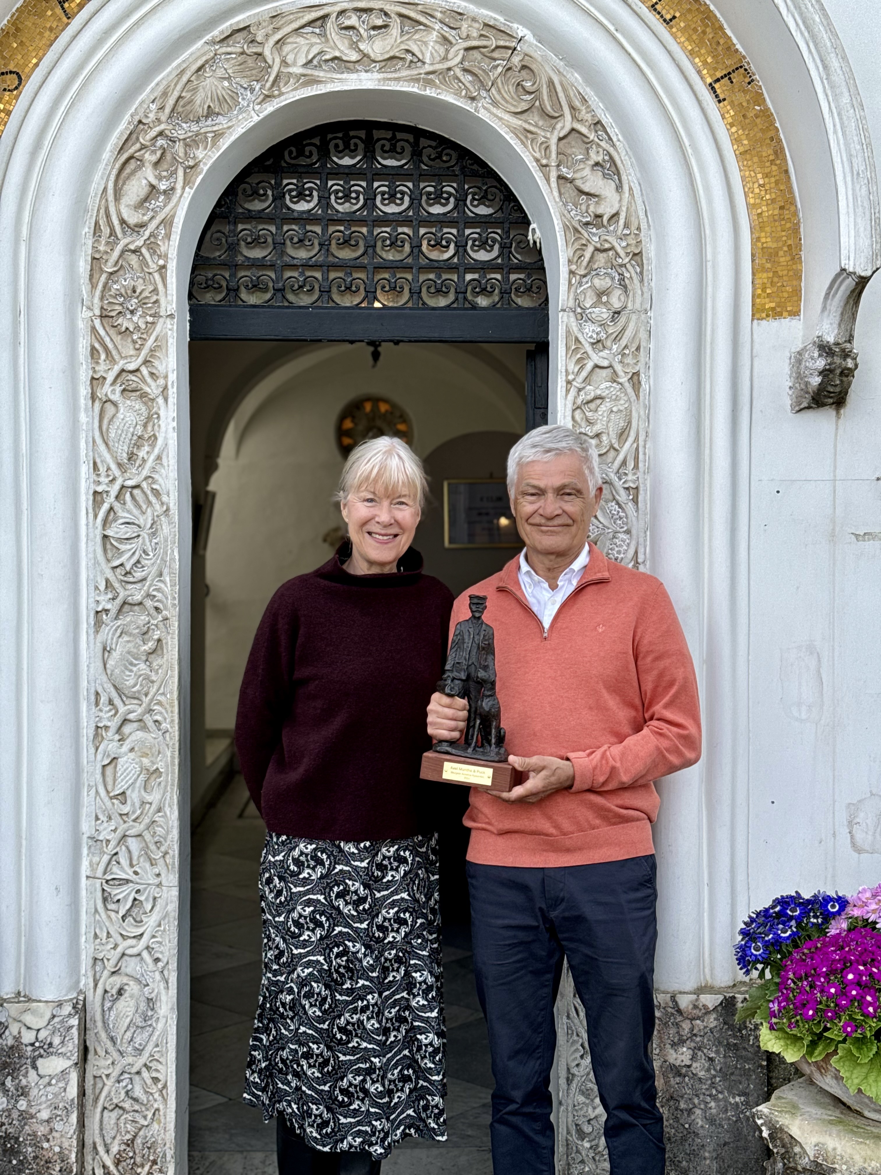 Sten Munthe with the sculpture and Kristina Kappelin.